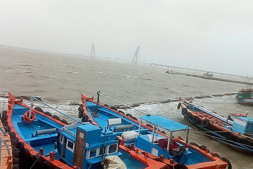 তবে ল্যান্ডফলের পরে দুর্বল হতে শুরু করেছে বিপর্যয়। কিন্তু গুজরাতের উপকূল অঞ্চলে ব্যাপক তাণ্ডব চালিয়েছে এই ঘূর্ণিঝড়।