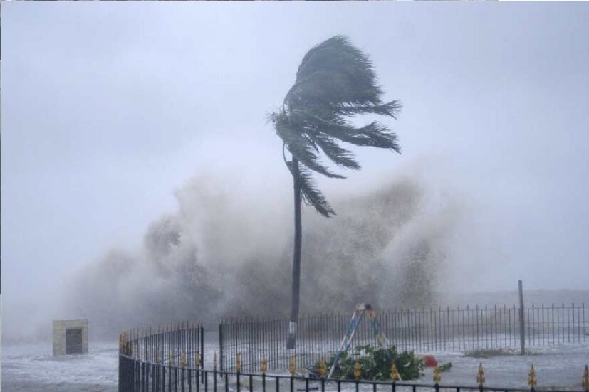 তার পর এটি স্থলভাবে আছড়ে পড়বে ১৫ জুন৷ তিনি জানিয়েছেন, স্থলভাগে আছড়ে পড়ার সময় এই ঘূর্ণিঝড়ের গতি হবে ঘণ্টায় ১২৫ থেকে ১৩০ কিলোমিটার , গাস্টিং হবে ১৫০ কিলোমিটার প্রতি ঘণ্টায়৷ 