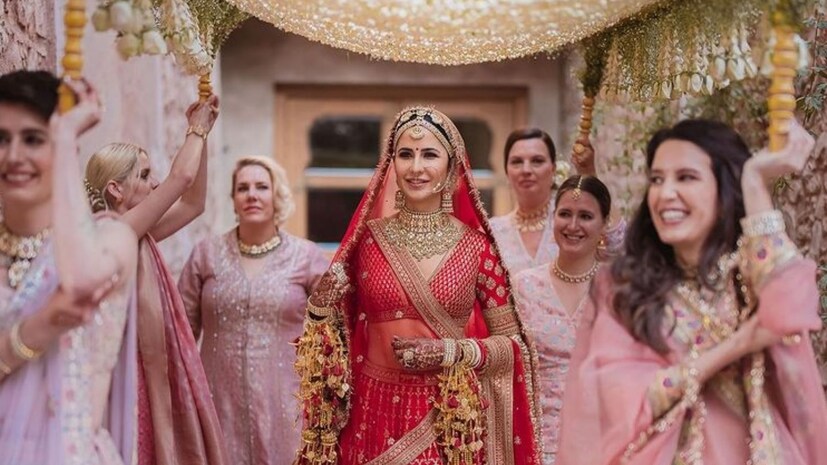 এই শাড়ি পরানোর পেশায় প্রচুর রোজগার করেন ডলি। শুধু শাড়ি পরানো কিংবা ওড়না সেট করার জন্য ৩৫ হাজার টাকা থেকে ২ লক্ষ টাকা পর্যন্ত চার্জ করেন তিনি। এটা দেখে রীতিমতো চমকে গিয়েছেন নেটিজেনরা। অনেকেই বলছেন, যেহেতু এই পেশায় ডলির কোনও প্রতিদ্বন্দ্বী নেই, তাই তিনি এগিয়ে যেতে পারছেন। সোশ্যাল মিডিয়াতেও শাড়ি পরার বিষয়ে হামেশাই বিভিন্ন টিপস শেয়ার করেন এই শিল্পী।