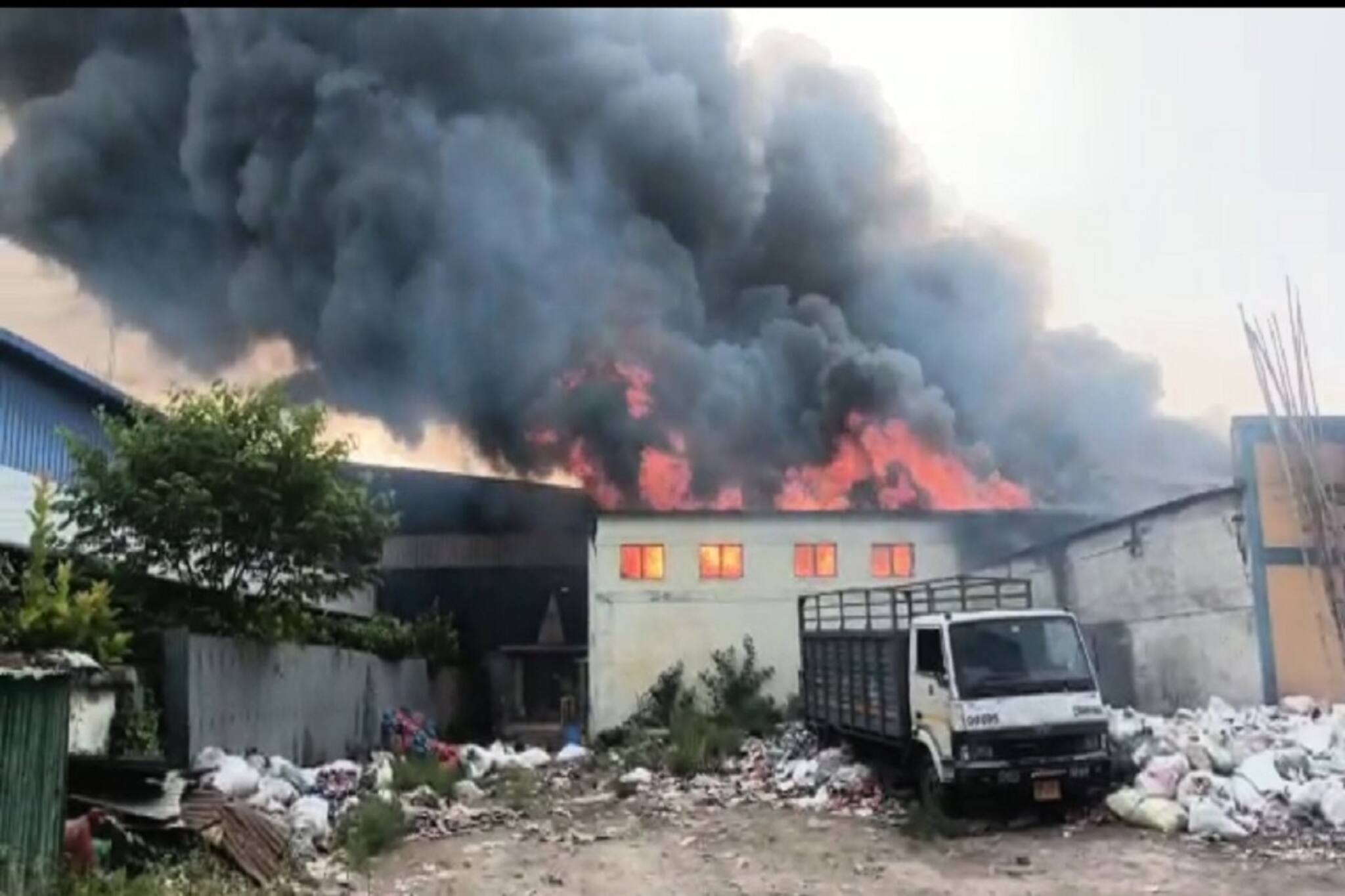 আলু চিপসের কারখানায় ভয়াবহ অগ্নিকাণ্ড! ডানকুনিতে চাঞ্চল্য