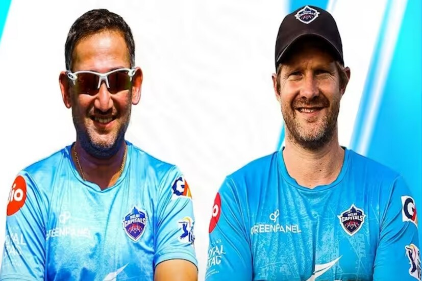সৌরভ গঙ্গোপাধ্যায় ও রিকি পন্টিং থেকে গেলেও কোচিং স্টাফে কিন্তু পরিবর্তন হতে চলেছে দিল্লি ক্যাপিটালসে। দুই সহকারী কোচ অজিত আগরকর ও শেন ওয়াটসনকে বিদায় জানিয়ে দিল দিল্লি। ফলে এই দুই পদে আগামি মরসুমে নতুন কাওকে দেখা যাবে।