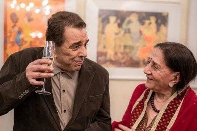 সম্প্রতি ধর্মেন্দ্রর নাতি, অর্থাৎ সানি দেওলের ছেলে করণের বিয়েতে দেখা যায়নি হেমাকে।  আবার এই বিয়েতেই বহু বছর পর একসঙ্গে প্রকাশ্যে দেখা গেল ধর্মেন্দ্র ও তাঁর প্রথম স্ত্রী প্রকাশ কৌরকে। কিন্তু জানেন কি, বিয়ের আগে থেকেই ধর্মেন্দ্রর প্রথম স্ত্রীর সঙ্গে যথেষ্ট পরিচয় ছিল হেমার৷ প্রকাশের সঙ্গে ঠিক কেমন সম্পর্ক হেমার? কী বলেছেন অভিনেত্রী?
