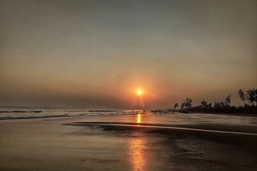 দিঘা: জুন মাসের প্রথম দিন থেকেই তাপমাত্রার পারদ ঊর্ধ্বমুখী। প্রখর রোদে গরম বাড়ছে। দক্ষিণবঙ্গের বেশ কয়েকটি জেলায় তাপপ্রবাহের সতর্কতা। বৃষ্টির দেখা নেই। দক্ষিণবঙ্গের অন্যান্য জেলার মতো পূর্ব মেদিনীপুর জেলার দিঘা সহ অন্যান্য জায়গায় বাড়ছে তাপমাত্রা। দিঘা: জুন মাসের প্রথম দিন থেকেই তাপমাত্রার পারদ ঊর্ধ্বমুখী। প্রখর রোদে গরম বাড়ছে। দক্ষিণবঙ্গের বেশ কয়েকটি জেলায় তাপপ্রবাহের সতর্কতা। বৃষ্টির দেখা নেই। দক্ষিণবঙ্গের অন্যান্য জেলার মতো পূর্ব মেদিনীপুর জেলার দিঘা সহ অন্যান্য জায়গায় বাড়ছে তাপমাত্রা।