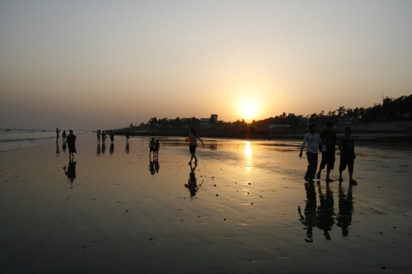 এদিন দিঘা-সহ সংলগ্ন এলাকা তাপমাত্রা প্রায় ৪০ ডিগ্রি সেলসিয়াস ছুঁয়ে ফেলবে। এদিন ও আগামী কয়েকদিন পূর্ব মেদিনীপুর জেলায় দিঘা-সহ সর্বত্রই বৃষ্টির সম্ভাবনা নেই। ফলে আরও বাড়বে গরম। বাতাসে জলীয়বাষ্পের পরিমাণ বেশি হওয়ায় গরমের পাশাপাশি অস্বস্তি বাড়ছে সাধারণ মানুষের।