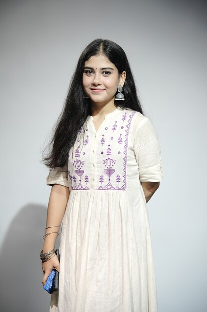 এই অবস্থার মধ্যে শিলিগুড়িতে হাজির হয় হিয়া। কর্নেল সেনগুপ্ত মেয়েকে কলকাতা থেকে নিয়ে আসেন নিজের শহরে। মেয়ের বিয়ের জন্য পাত্র খুঁজতে থাকেন। হিয়া আর সূর্যর দেখা হয়, দেখা হয় হিয়া আর শাওনেরও। শাওনের সব শর্তে রাজিও হয়ে যায় হিয়া। আর শাওন একটু একটু করে হিয়ার প্রেমে পড়ে যায়।