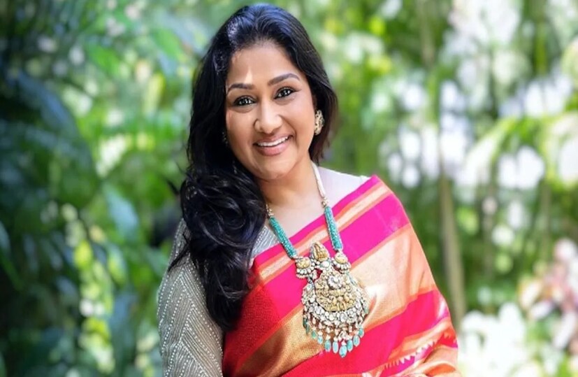 এত দিনে তাঁকে সকলেই চিনে গিয়েছেন। শুধু দীপিকা, সোনম কিংবা আলিয়া নন, ডলির হাতের ছোঁয়ায় সুন্দর হয়ে উঠেছেন নয়নতারা, ক্যাটরিনা কাইফ, অনুষ্কা শর্মা-সহ প্রথম সারির অভিনেত্রীরা। এমনকী আম্বানি পরিবারের মহিলাদের শাড়ি পরানোর জন্যও ডাক পান ডলি। নীতা আম্বানি তো বটেই, তাঁর পুত্রবধূ শ্লোকা আম্বানিও ডলির ভক্ত। এমনকী আম্বানি পরিবারের হবু বধূ রাধিকা মার্চেন্টকেও বিভিন্ন অনুষ্ঠানে শাড়ি পরিয়েছেন ডলি। শুধুমাত্র শাড়ি পরিয়েই হয়ে উঠেছেন দেশের এক নম্বর ড্রেপিং আর্টিস্ট। 