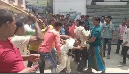 শনিবার ডোমকলের বিডিও অফিসের বাইরে দেখা গেল এমন ছবি৷