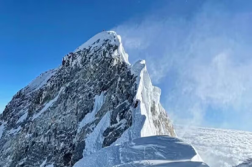 পার্বত্য উন্নয়ন বিষয়ক আন্তর্জাতিক সংস্থার তরফ থেকে এই ভয়ানক সতর্কবার্তা দেওয়া হয়েছে৷ তাঁরা জানিয়েছেন এভারেস্ট থেকে কে২, এমন বিভিন্ন পর্বতমালার বরফ গলছে হুহু করে, আর তাতেই রয়েছে চরম আশঙ্কা৷