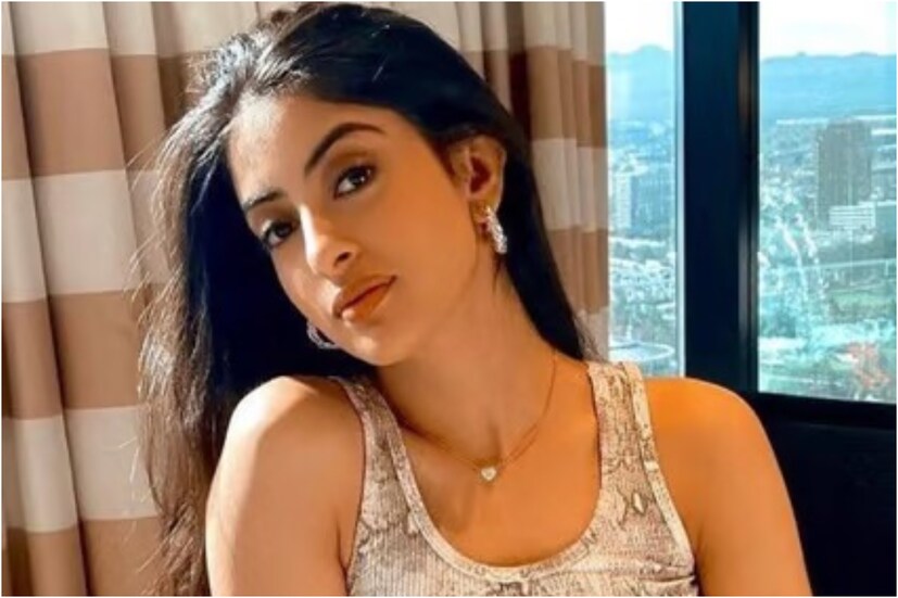 চলতি মাসের প্রথম দিকেই গোয়ায় গিয়েছিলেন নভ্যা নন্দা ও সিদ্ধান্ত৷ গোয়া থেকে ফেরার সময় মুম্বই বিমানবন্দরে দুজনকে একসঙ্গে দেখার পর থেকেই জল্পনা শুরু হয়েছিল৷ তবে ক্যামেরার সামনে খুব সাবলীল ভাবে ধরা দিয়েছিলেন নভ্যা ও সিদ্ধান্ত৷