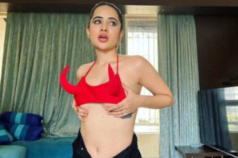  ব্রালেটের বদলে জ্বলজ্বল করছে দুটা লাল সিং৷ এ আবার কেমন রূপ৷ উরফিকে দেখেই রাতের ঘুম উড়েছে ভক্তদের৷