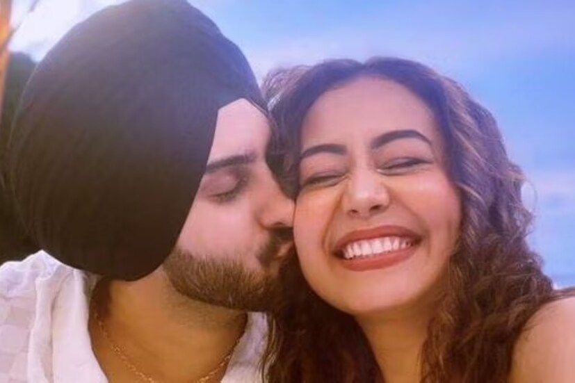 নেহা কক্কর ও রোহনপ্রীতকে নিয়ে বেশ কিছুদিন ধরেই জোর চর্চা চলছিল৷ সকলেই বলতে শুরু করেছিলেন তাদের সম্পর্ক নাকি ভাঙতে চলেছে৷ এবার গুঞ্জনকে তুড়ি মেরে বরের সঙ্গে রোম্যান্টিক ছবি দিলেন নেহা৷