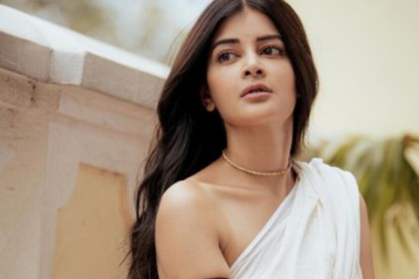  সম্প্রতি নিজের সোশ্যাল মিডিয়ায় একগুচ্ছ ছবি পোস্ট করেছেন মধুমিতা৷ পরনে সাদা শাড়ি, গলায় কন্ঠির মালা, খোলা চুলে নিজেকে মেলে ধরেছেন নায়িকা৷