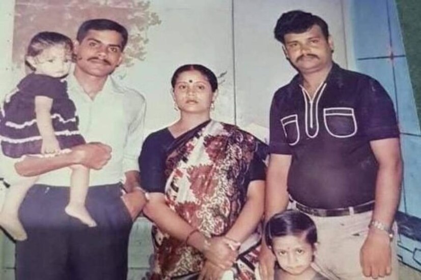 কালো ফ্রক, মাথায় বাধা ছোট্ট ঝুঁটি, কপালে ছোট্ট টিপ পরে বাবার কোলো উঠে ছবিতে পোজ দিয়েছেন ছোট্ট মেয়ে৷ কে এই একরত্তি? তা নিয়ে চলছে চর্চা৷ তিনি হলেন টলিউডের জনপ্রিয় অভিনেত্রী শ্রাবন্তী চট্টোপাধ্যায়৷