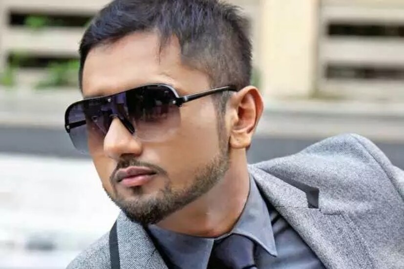 গত বুধবার দিল্লি পুলিশের হেডকোয়ার্টারে দেখা যায়া হানি সিং৷ মুখে চোখে আতঙ্ক, মৃত্যুভয়৷ তড়িঘড়ি করে ভিতরে ঢোকেন তিনি৷ তবে কার থেকে হুমকি পেলেন হানি সিং? বাড়ছে জল্পনা৷