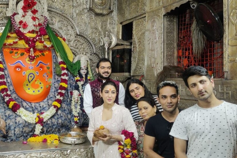 ঈশ্বরে প্রতি তার বিশ্বাসের কথা এতদিন সমস্ত ভক্তরাই জেনে গেছে৷ পরম শক্তির  খোঁজে বার বার মন্দিরে ছুটে যান সারা আলি খান৷ মাঝেমধ্যেই সোশ্যাল মিডিয়ায় সেই ছবিও ভাইরাল হয়৷ এবার ইন্দোরের খজরানা গণেশ মন্দিরে গিয়ে পুজো দিলেন সারা৷