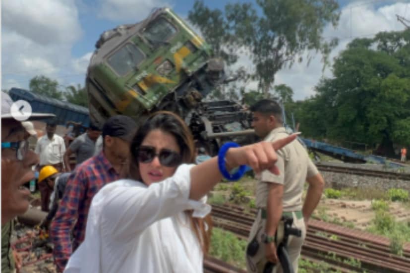 ফের ভয়াবহ ট্রেন দুর্ঘটনা বাঁকুড়ায়৷ ওন্দা স্টেশনে দাঁড়িয়ে থাকা একটি মালগাড়িকে ধাক্কা মারল অপর একটি চলন্ত মালগাড়ি৷ দুই ট্রেনের সংঘর্ষের জেরে চলন্ত মালগাড়ির ইঞ্জিন অপর একটি মালগাড়ির উপরে উঠে পড়ে৷ খবর পেয়েই রবিবার ঘটনাস্থলে পৌঁছে গেলেন  টলিউড অভিনেত্রী তথা তৃণমূল নেত্রী সায়ন্তিকা বন্দ্যোপাধ্যায়৷