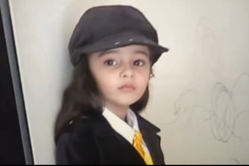মিষ্টি পাইলট যে আজকের বলিউড অভিনেত্রী তা ভাবলেই চমকে উঠেছেন ভক্তরা৷ ছোটবেলাতে এতটা সুন্দর ছিলেন যে সকলেই তার প্রশংসা করেছেন৷ অনেকে আবার বলেছেন অভিনেত্রী না হয়ে পাইলট হলেও আপনাকে দারুন লাগত৷ মুহূর্তে মধ্যে ছবিতে ভালবাসায় ভরিয়ে দিয়েছেন নেটিজেনরা৷