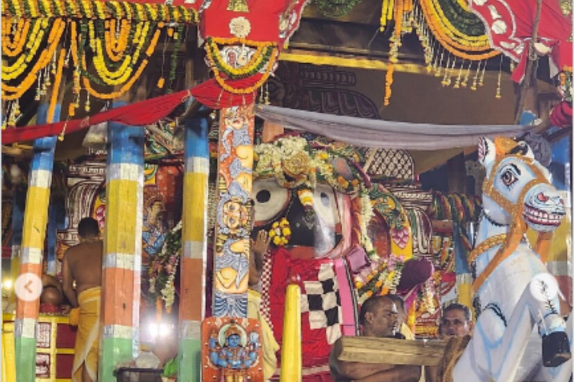 শুভশ্রী যে জগন্নাথদেবের বড় ভক্ত, তা সকলেই জানেন৷  নিজের বাড়িতেও রথের দিন ধুমধাম করে পুজো করেছিলেন নায়িকা৷ এবার উল্টোরথের দিন পুরীতে জগন্নাথ দর্শনে গেলেন শুভশ্রী৷