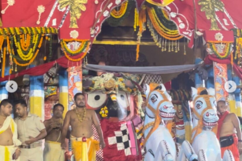 হাতে সময় পেলেই জগন্নাথের কাছে পুজো দিতে চলে যান শুভশ্রী৷ উল্টোরথের দিনও প্রভুর দর্শনে গিয়েচেন নায়িকা৷ জগন্নাথ দেবের রথের সামনে দাঁড়িয়ে প্রভুর দর্শন করে সেই ছবিও শেয়ার করেছেন নায়িকা৷ ঝড়ের গতিতে ছবি ভাইরাল হয়েছে সোশ্যাল মিডিয়ায়৷