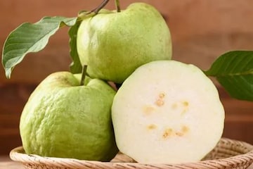 হাজারো রোগ দূর করে মুশকিল আসান পেয়ারা, এই ফলের উপকারিতা জানুন হাজারো রোগ দূর করে মুশকিল আসান পেয়ারা, এই ফলের উপকারিতা জানুন