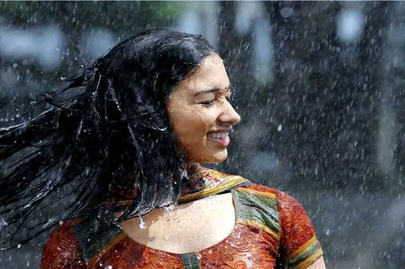 পাশাপাশি বৃষ্টির জলে ক্ষতি হচ্ছে চুলেরও৷ ভেজা চুলে বাসা বাধে ব্যাক্টেরিয়া৷ তাই চুলপড়ার সমস্যা অনেক বেশি বেড়ে যায় এই ঋতুতে৷ চুল রুক্ষ আর চিপচিপে হয়ে যায়৷ কিন্তু কয়েকটা টিপস্ মানলেই বৃষ্টিতে ভিজলেও চুলের ক্ষতি হবে না৷ 