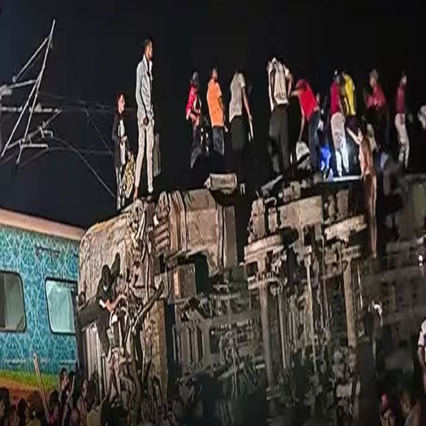 শালিমার-হাওড়া করমণ্ডল এক্সপ্রেসের পাশাপাশি হাওড়া বেঙ্গালুরু যশবন্তপুর এক্সপ্রেস ও একটি মালগাড়ি লাইচ্যুত হয়েছে বালেশ্বরের বাহানাগা স্টেশনের কাছে ৷