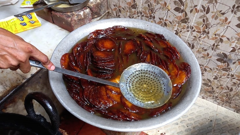    কারীগর নির্মল মন্ডল জানান, ছানা ও ময়দা  ভাল করে মেশাতে হবে। একেবারে মিশে গেলে তাতে অল্প অল্প করে ময়দা দিয়ে ব্যাটার তৈরি করুন। যদি দুধ, ছানা এবং ময়দা মিক্সিতে দিয়ে মিহি করে মেশাতে পারেন তাহলে আরও ভাল হয়। সেক্ষেত্রে ময়দা ছাঁকনিতে ছেঁকে নেবেন। তাহলে ব্যাটারটি আরও ভাল হবে।(ছবি ও লেখা: কৌশিক অধিকারী)