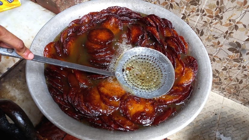 এবার ব্যাটারটি একটি বড় পাত্রে ঢেলে নিন। এতে দিয়ে দিন এক চামচ মৌরি। ভাল করে মিশিয়ে নিন। মৌরি দেওয়ার আগে সেগুলিকে একটু থেঁতো করে নিলে ভাল হয়। এবার কড়াইয়ে ঘি এবং সাদা তেল গরম করুন। ডুবো তেলে মালপোয়া ভাজতে হবে।(ছবি ও লেখা: কৌশিক অধিকারী)