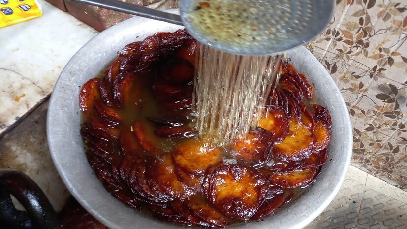 মালপোয়া তৈরি করার সময়ে খেয়াল রাখতে হবে, ঘি গরম হয়ে গেলে এক ফোঁটা ব্যাটার নিয়ে তাতে দিয়ে দেখুন যে মিশ্রণটি ভেসে উঠছে কিনা। এইভাবেই বুঝতে পারবেন তেল বা ঘি ঠিকঠাক গরম হয়েছে কিনা। (ছবি ও লেখা: কৌশিক অধিকারী)