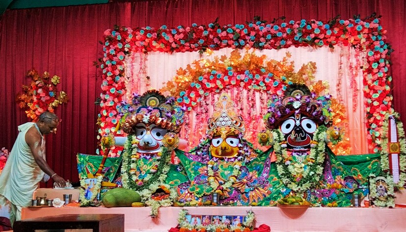 প্রতিদিন ভক্তরা এসে মহাপ্রসাদ নিয়ে যাচ্ছেন।”  মহাপ্রসাদ নিতে আসা খোকন সূত্রধর জানান, ” শিলিগুড়িতে এরকম উৎসব এর আগে কখনও হয়নি। 