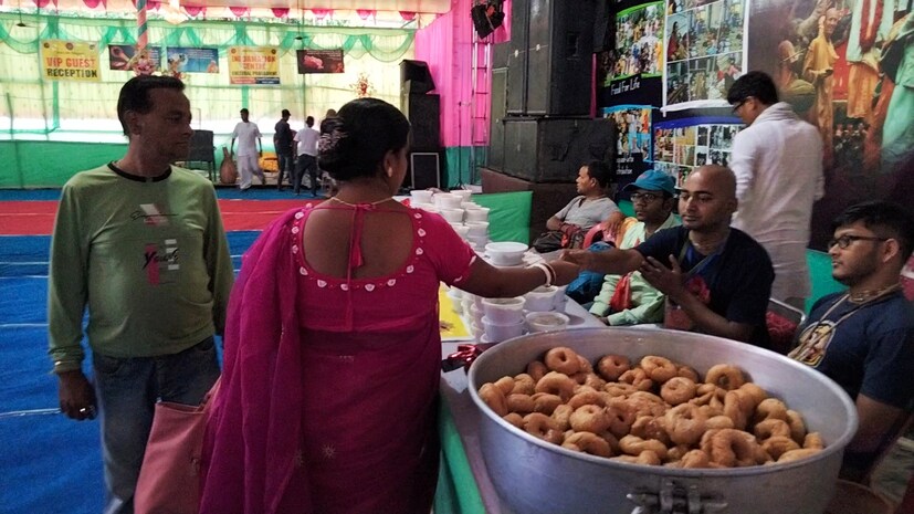 ৫০ টাকা এবং ১০০ টাকায় মহাপ্রসাদ রয়েছে এবং ১৫০ টাকায় আপনি পেয়ে যাবেন ৫৬ ভোগ মহাপ্রসাদ। এছাড়াও মাসির বাড়িতে প্রতিদিন চলবে নাম কীর্তন। বিভিন্ন জায়গা থেকে মহারাজরা এসে গীতা পাঠও করবেন সেখানে। এছাড়াও রয়েছে বিভিন্ন ধরনের বইয়ের স্টল। সবমিলিয়ে জমজমাট এবার শিলিগুড়ির রথ উৎসব। 