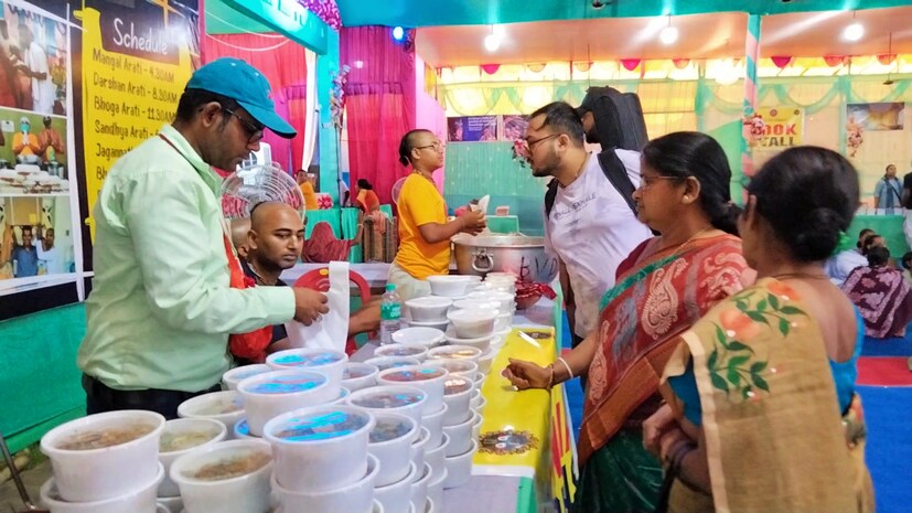 আগামী ২৮ জুন উল্টোরথ পর্যন্ত এই মহাপ্রসাদ বিতরণ চলবে।  রীতিমতো লাইনে দাঁড়িয়ে মহাপ্রভুর এই মহাপ্রসাদের জন্য ভিড় করছেন ভক্তবৃন্দ। এই মহাপ্রসাদ কিনতে হলে প্রথমেই আপনাকে কেটে নিতে হবে কুপন। তিন রকম দামের কুপন রয়েছে ৫০ টাকা ১০০ টাকা এবং ১৫০ টাকা। 
