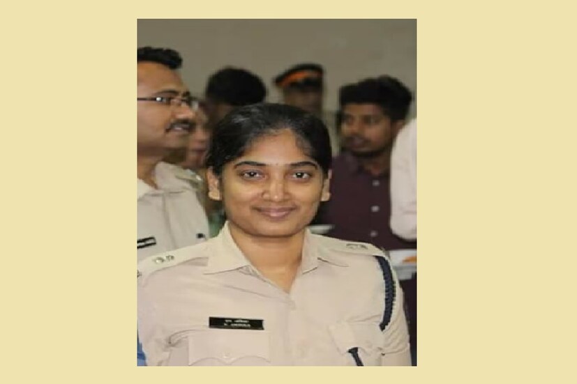 অম্বিকা তার স্বামীকে জিজ্ঞেস করলেন, কারা ছিলেন তাঁরা এইভাবে অভিবাদন পাচ্ছিলেন। স্বামী জানান, তিনি একজন ঊর্ধ্বতন কর্মকর্তা। একইভাবে সিনিয়র অফিসার হওয়ার স্বপ্ন ছিল তাঁর। শৈশবে যে লেখাপড়া বন্ধ হয়ে গিয়েছিল আবার শুরু। দুই সন্তানের মা, সংসারের বিশাল দায়িত্ব সামলানো নিয়মিত লেখাপড়া করতে যেতে পারেননি। ডিস্ট্যান্স লার্নিং-এ  পড়াশুনা শুরু. দশম, দ্বাদশ, স্নাতক ডিগ্রি অর্জন করে নেন৷