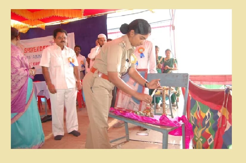 স্নাতক শেষ করার পর, তিনি সিভিল সার্ভিস পরীক্ষার জন্য প্রস্তুতি শুরু করেছিলেন, যেখানেই যেতেন সেখানেই UPSC পরীক্ষার প্রস্তুতির জন্য কোচিং ইত্যাদির কোনও সুবিধা ছিল না। কোচিং নেওয়ার জন্য চেন্নাই যাওয়ার সিদ্ধান্ত নেন। তবে সন্তানদের রেখে নিজের জন্য যাওয়া একজন মায়ের কাছে পৃথিবীর সবচেয়ে কঠিন কাজ। অম্বিকার ক্ষেত্রেও তাই। সেই সময় তাঁর স্বামী তাঁকে আশ্বস্ত করেন৷ তিনিই বাচ্চাদের দেখাশোনা করতেন৷