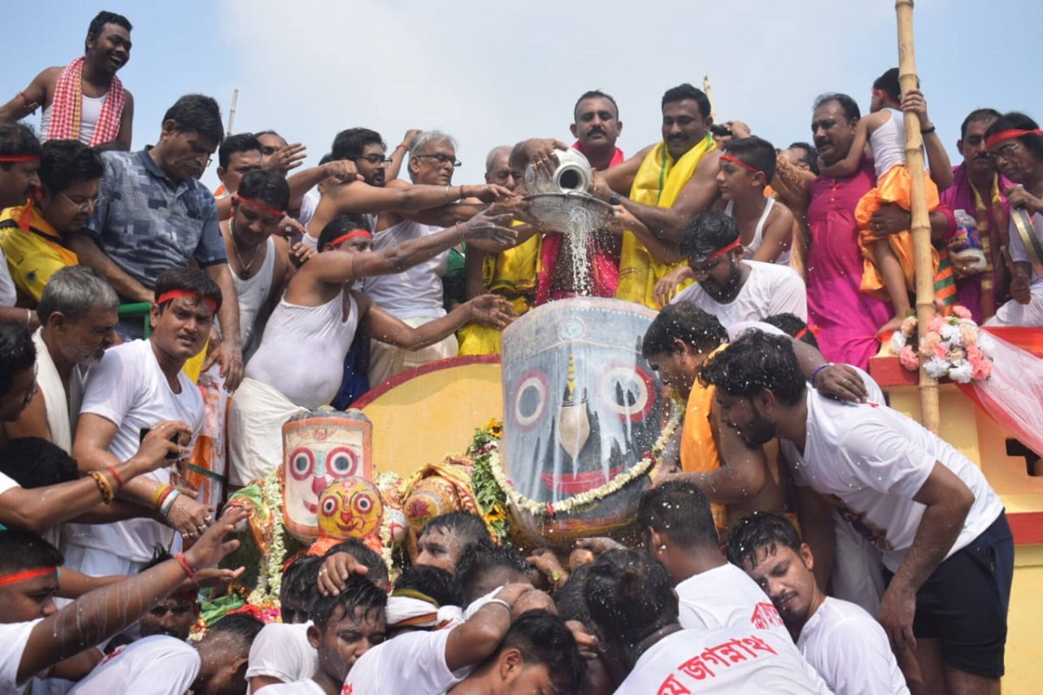 স্নান‌যাত্রায় মাহেশের জগন্নাথ বলরাম সুভ্রদা, জল লাগে ২৮ ঘড়া, কত দুধ লাগে জানেন?