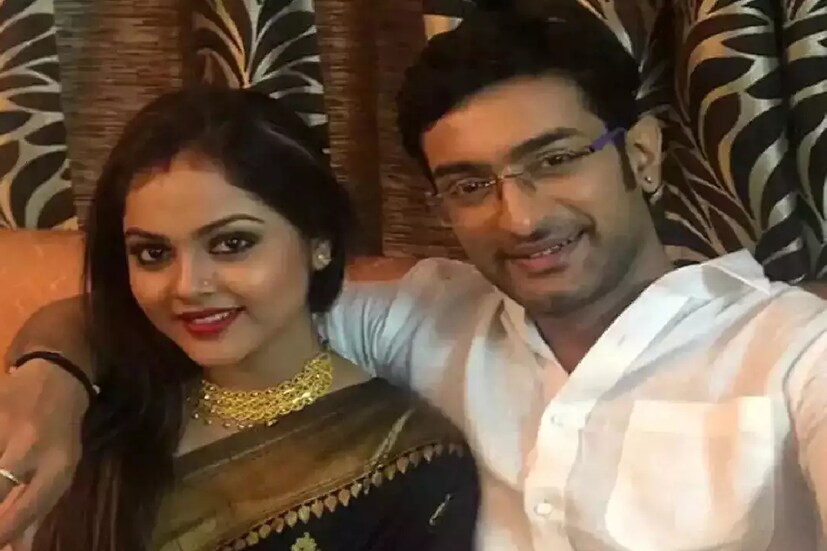 সেই ভিডিওতে দেখা যাচ্ছে, নবনীতার জন্য কেক এনেছেন জিতু। যেখানে লেখা, ‘শুভ জন্মদিন বউ’। আদর করে কেক খাইয়ে চুমু খেলেন স্ত্রীর গালে।