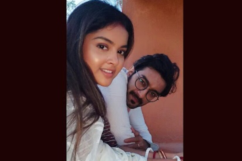 সিনেমার শ্যুটিংয়ের জন্য ফের একবার লন্ডনে যান জিতু কমল। দিন কয়েকআগেই ফিরেছেন তিনি। বিচ্ছেদের খবর পাওয়ার পর থেকে তাদের প্রতিটা আপডেট জানার জন্য মুখিয়ে রয়েছেন ভক্তরা৷ গত কয়েক মাস ধরেই আলাদাও থাকছেন তাঁরা৷ এই সময়ে দু’জনেই নিজেদের সোশ্যাল মিডিয়ায় বিভিন্ন ছবিও পোস্ট করে চলেছেন যা নিমেষে ভাইরাল হয়েছে৷