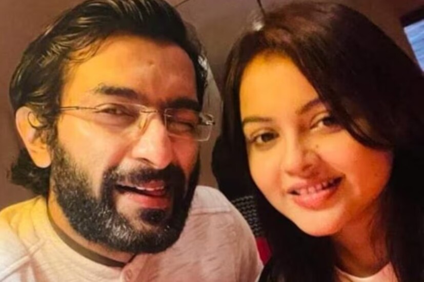 পথ আলাদা হয়েছে আগেই। আলাদ হয়েছে ছাদ। সম্পর্কে সুতো নাকি আলগা হয়েছিল আগেই। অবশেষে তাই বিচ্ছেদ বেছে নেওয়া। জিতু কমল এবং নবনীতা দাস এখন 'প্রাক্তন'। গত জুনে সে কথা নিজেই জানিয়ে দিয়েছেন টেলি-অভিনেত্রী।