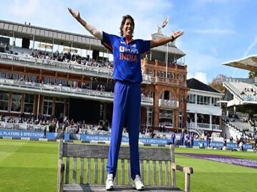 ঝুলন গর্বিত করলেন দেশকে