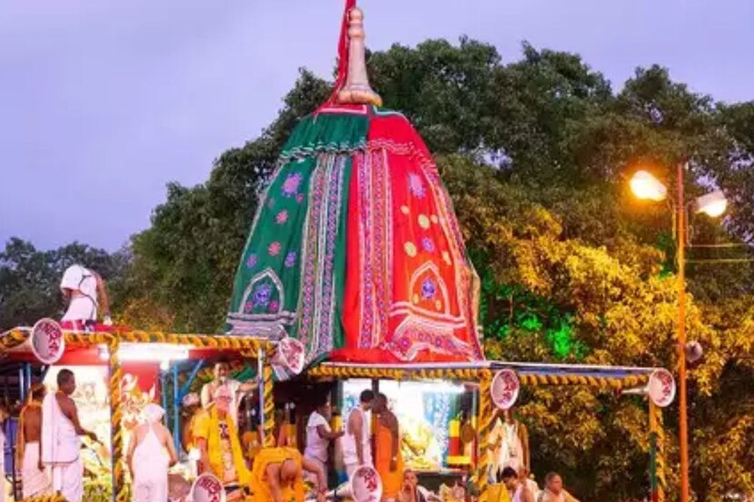 বর্তমানে বহু মানুষ মানসিক অসুস্থতার সঙ্গে লড়াই করছেন। পাশাপাশি কিছুদিন আগেই ওড়িশায় ঘটে যাওয়া ট্রেন দুর্ঘটনায় দেশবাসী মানসিক ভাবে বিপর্যস্ত। এই পরিস্থিতিতে ভগবানের কাছে সকলের সুস্থতা জন্য প্রার্থনা জানাতে এ বছর কলকাতার রথযাত্রার থিম ‘মানসিক শান্তি’।