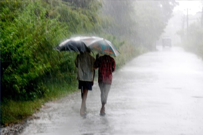 *উত্তরবঙ্গের ৩ জেলায় অতি ভারী বৃষ্টির কমলা সতর্কতা। কোচবিহার, জলপাইগুড়ি, আলিপুরদুয়ারে ৭০-২০০ মিলিমিটার পর্যন্ত বৃষ্টি হতে পারে। ভারী বৃষ্টি (১০০ মিলিমিটার পর্যন্ত) হতে পারে দার্জিলিং, কালিম্পং, মালদহ, উত্তর ও দক্ষিণ দিনাজপুরে। ফাইল ছবি। 