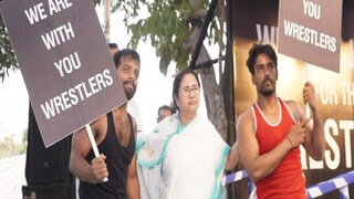 কুস্তিগীরদের সমর্থনে দু’দিন রাজপথে মুখ্যমন্ত্রী, প্রতিবাদ কর্মসূচিতে একদিনও সিএবি নেই কেন?