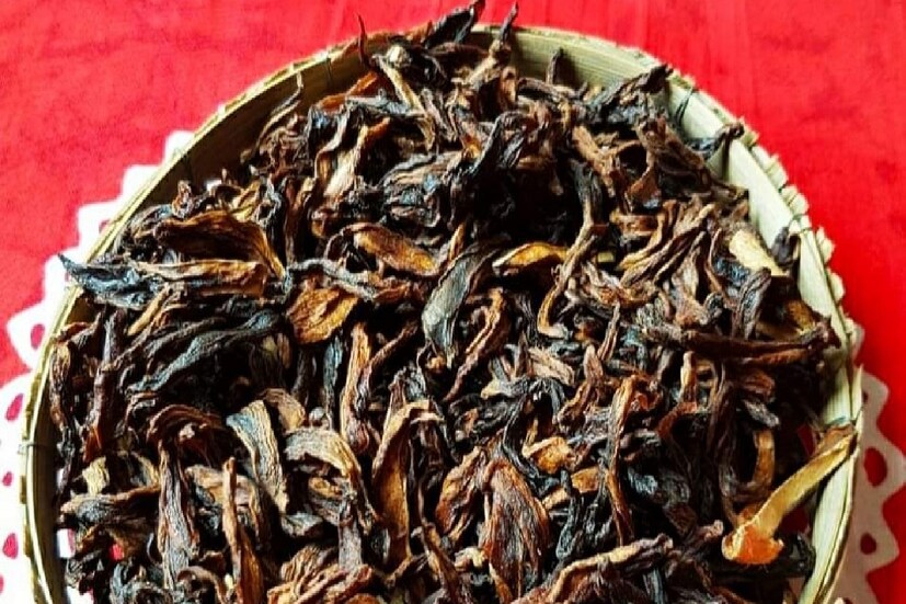 *কাঁচা আমের আমসি: প্রথমে কাঁচা আম গুলিকে ভাল করে ধুয়ে তার সমস্ত খোসা ছাড়িয়ে নিতে হবে। খোসাদ ছাড়ানোর পর আম গুলিকে ছোট ছোট ফালি ফালি করে কেটে নিতে হবে। এরপর আম গুলিতে পরিমাণ মতো নুন এবং হলুদের গুঁড়ো মাখিয়ে নিতে হবে। তারপর বেশ কয়েকদিন রোদে শুকোলেই তৈরি হয়ে যাবে এই আমসি। তারপর কোন কৌটোয় ভরে রেখে দিন। প্রায় এক বছর সতেজ থাকবে এই আমসি। শুধু পশ্চিমবঙ্গ নয় ওপার বাংলাতেও আমসি খুবই জনপ্রিয়। ওপার বাংলায় অনেকেই কাঁচা আমের এই আমসিকে আম শুটকিও বলে থাকেন। তার কারণ এটি সম্পূর্ণ তৈরি হয়ে গেলে অনেকটা শুটকি মাছের মতই দেখতে হয়। এবং তারপর প্রয়োজনে এই আমসি দিয়ে টক রান্না করেও খাওয়া যায়।