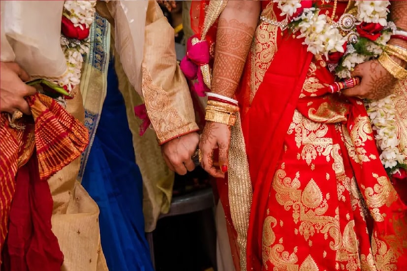 বিয়েতে খরচ কমানো গেলে অনেক মানুষের কাঁধের বোঝা লাঘব করা যেতে পারে বলে উল্লেখ করা হয়েছে সেই বিলে। তবে এত বড় দেশে এমন আইন পাস করিয়ে রীতি বদল কি সম্ভব! সময়ই উত্তর দেবে।