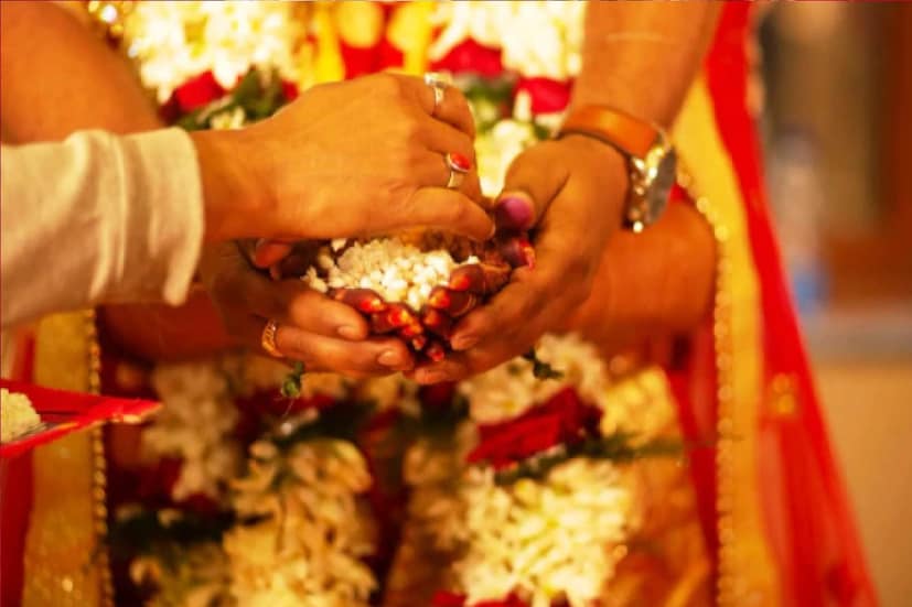 এই বিলের আসল উদ্দেশ্য, বিয়েতে বাজে খরচ কমানো। অর্থ থাকলেই অনেকে তার প্রদর্শন করেন বিয়েতে। সেটা রুখে দেওয়ার জন্যই এই বিল বলে দাবি করেন পঞ্জাবের খাদুর সাহিব লোকসভা কেন্দ্রের সাংসদ।