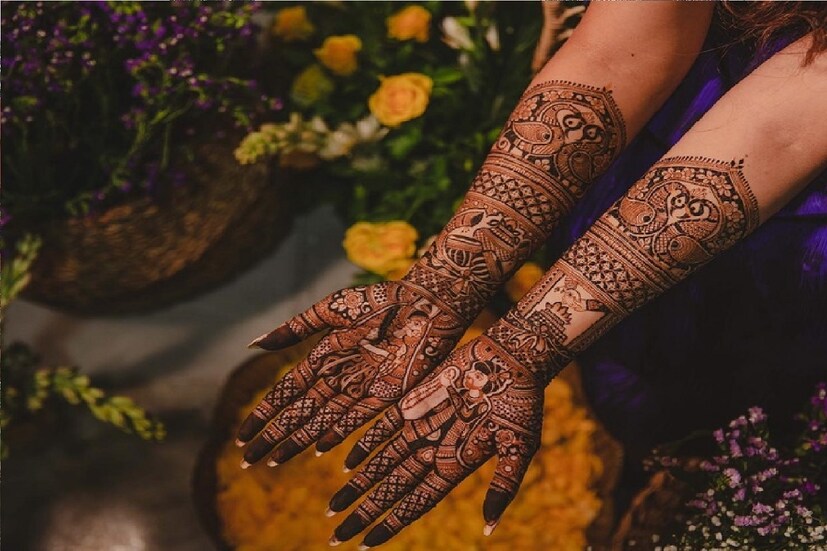 *মেহেন্দি বা হিনার ব্যবহার ভারতবর্ষে ব্যাপক। বাঙালির মধ্যে এই জাতীয় রঞ্জকের ব্যবহার আগে তেমন না থাকলেও বর্তমানে বহুল প্রচলিত। এটিও বাঙালির আলতার মতোই এক ধরনের রঞ্জক, যা আদতে সুখ ও সমৃদ্ধিকে চিহ্নিত করে। সাধারণত বিবাহিত মহিলারা এই চিহ্ন বহন করেন। আবার অবাবিহিত কুমারী মেয়েরাও আসন্ন সোহাগের কামনায় হাতে পরেন। সংগৃহীত ছবি। 