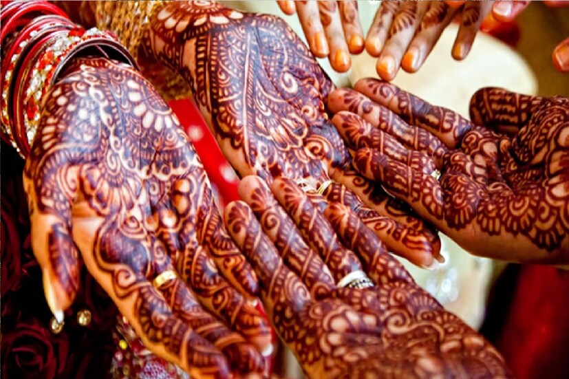 *কিন্তু মনে করা হয় নারীরা হাতে মেহেন্দির নকশা আঁকলে অনেক উপকার পাওয়া যায়। তাই আষাঢ় মাসে এই মেহেন্দি গাছ রাখা উচিত। অনেক এলাকায় বিশ্বাস করা হয় অবিবাহিত নারীরা হাতে মেহেন্দি পরলে তাঁরা সুদর্শন স্বামী পাবেন। সংগৃহীত ছবি। 