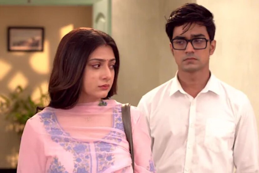 দর্শদের প্রশ্ন এরপর কী করবেন স্বীকৃতি? আবার কোনও ধারাবাহিক? ওটিটি? নাকি বড় পর্দায় দেখা যাবে তাঁকে। স্বীকৃতি অবশ্য় তা ধোঁয়াশাই রেখেছেন। বরং তিনি একটা চরিত্র করার পর একটা বিরতি নেন। যাতে দর্শকরা আগের চরিত্রকে ভুলে নতুন চরিত্রকে মনে জায়গা দেওয়ার যথেষ্ট সময় পান।