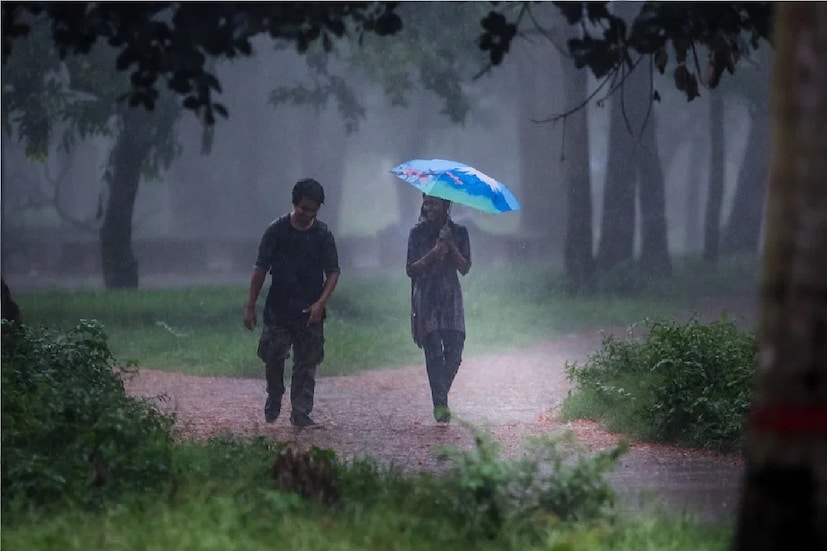 *১৯ ও ২০ জুন দক্ষিণবঙ্গের প্রায় সব জেলাতেই ঝড়বৃষ্টি হবে। ইতিমধ্যেই উত্তরবঙ্গে প্রবেশ করেছে দক্ষিণ-পশ্চিম মৌসুমী বায়ু। যার ফলে উত্তরবঙ্গের একাধিক জায়গায় শুরু হয়েছে প্রবল ঝড় বৃষ্টি। বৃষ্টিপাতের জেরে লাগাতার বাড়তে থাকা গরম থেকে একটু হলেও স্বস্তি পেয়েছে উত্তরবঙ্গবাসী। ফাইল ছবি। 