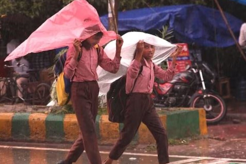 আবহাওয়া দফতর জানিয়েছে, এ ছাড়াও ঘূর্ণিঝড়ের প্রভাবে আগামী ২৪ ঘণ্টায় একই অঞ্চলে নতুন আরেকটি নিম্নচাপ তৈরি হওয়ার সম্ভাবনা রয়েছে। (প্রতীকী ছবি)